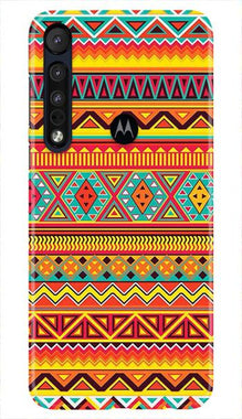 Zigzag line pattern Mobile Back Case for Moto One Macro (Design - 4)